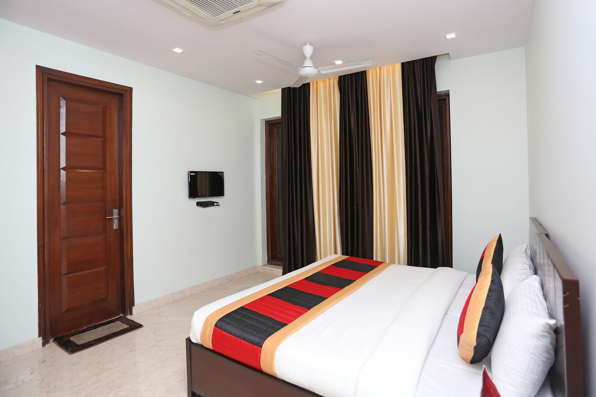 Oyo 9664 Sector 48 Hotel Gurgaon Exterior photo
