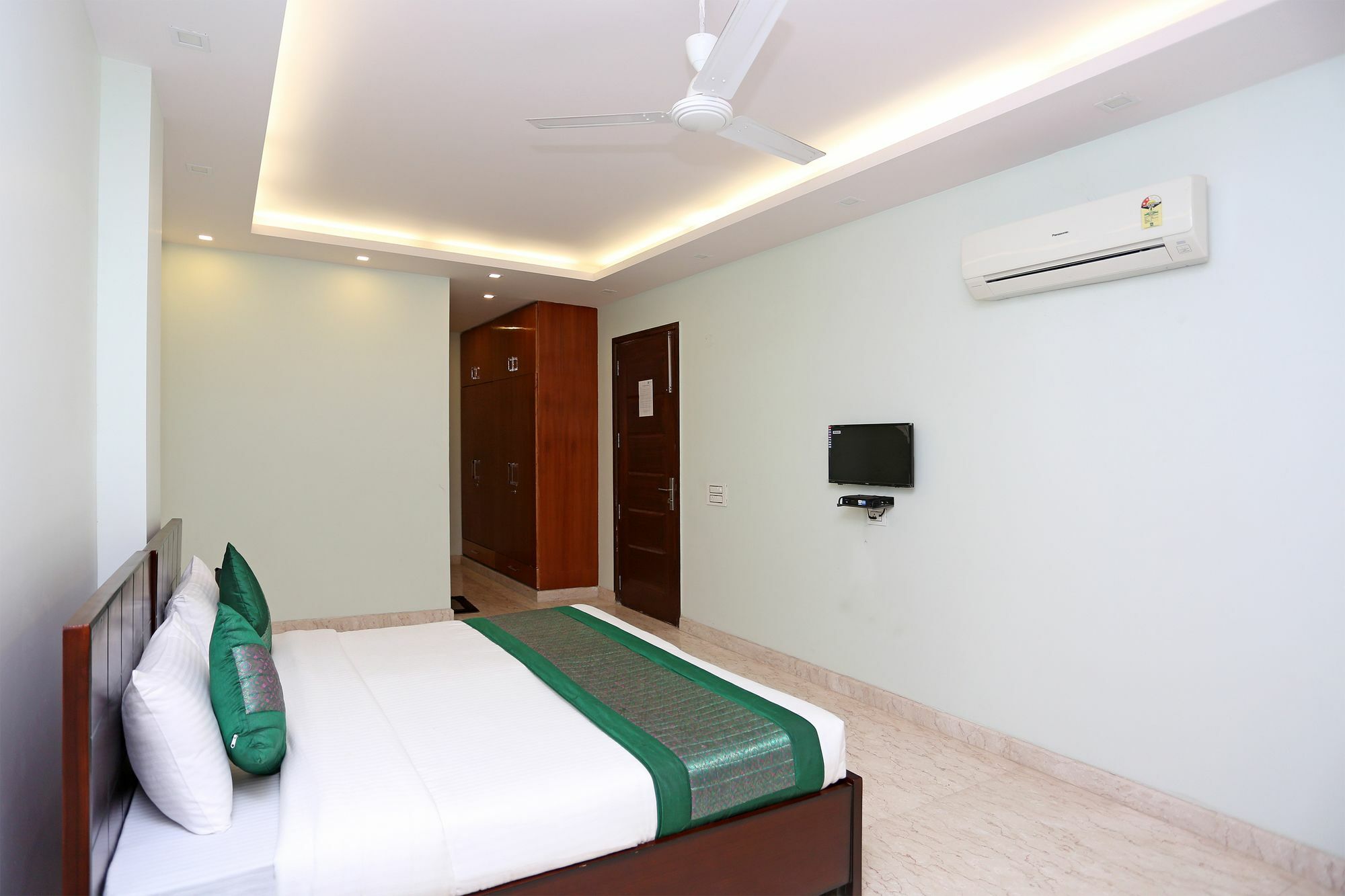 Oyo 9664 Sector 48 Hotel Gurgaon Exterior photo